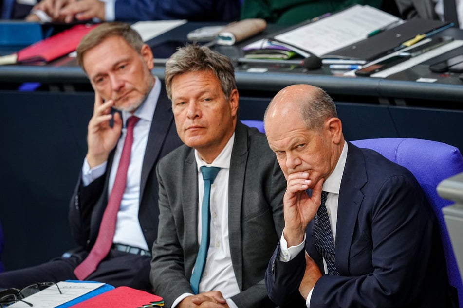 (l-r). Christian Lindner (45, FDP), Robert Habeck (55, Grüne) und Olaf Scholz (66, SPD) bei einer Sitzung des Bundestages.