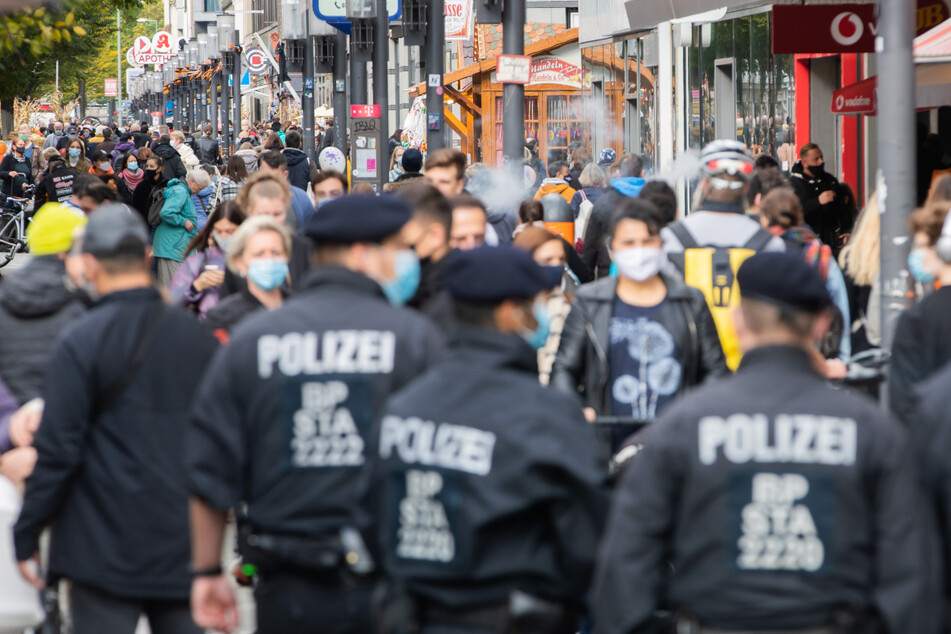 Polizisten kontrollieren im Oktober 2020 in der Wilmersdorfer Straße die Einhaltung der Maskenpflicht. In der Fußgängerzone ist eine Frau offenbar absichtlich angefahren worden. (Archivbild)