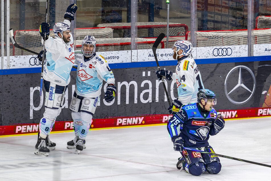 Nach zehn gespielten Minuten jubelten die Eislöwen Trevor Parkes (v.l.), Austin Ortega und Rourke Chartier.