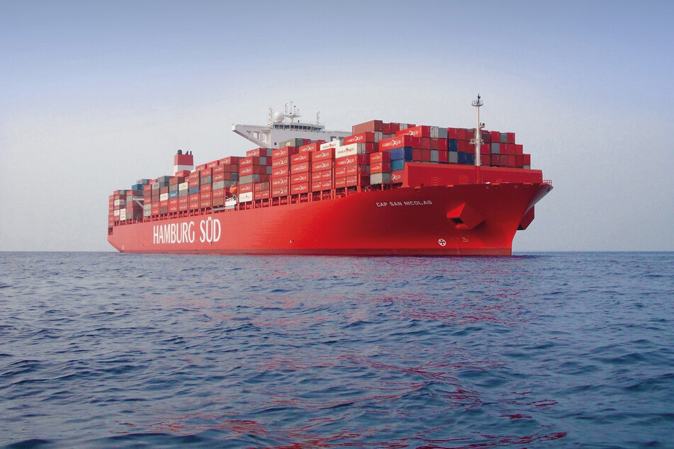 Wird man bald nicht mehr sehen: die roten Schiffe der Traditionsreederei "Hamburg Süd". Hier im Bild die "Cap San Nicolas", aufgenommen im Südchinesischen Meer.