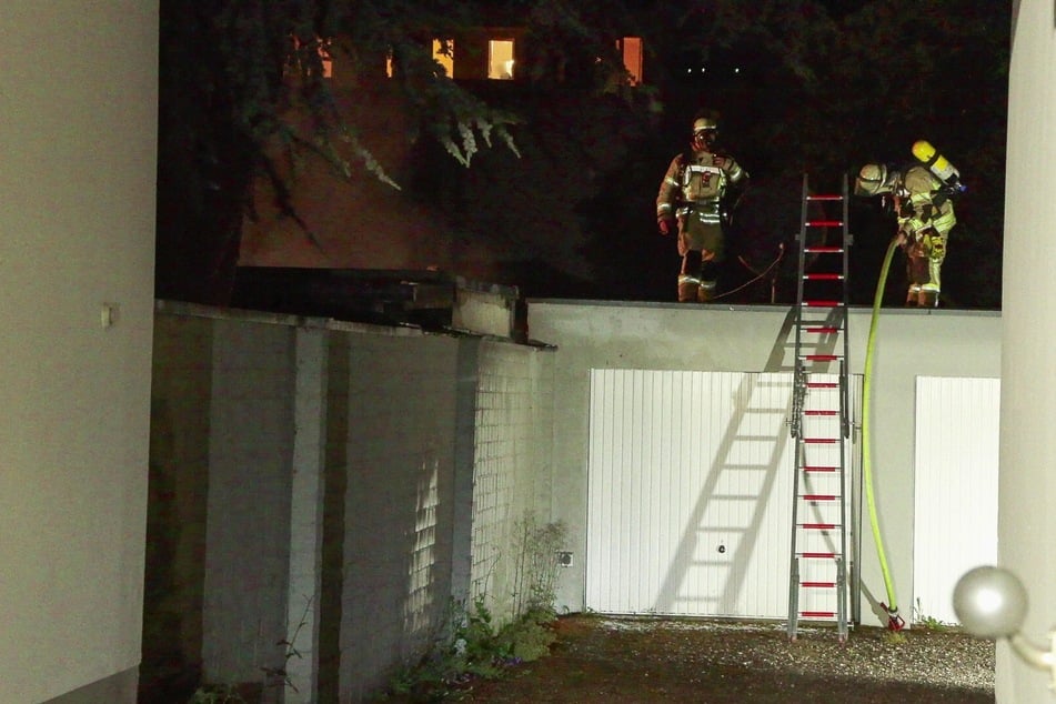 Nachdem der Brand eingedämmt wurde, musste die Feuerwehr noch Glutnester in den Garagen selber löschen.