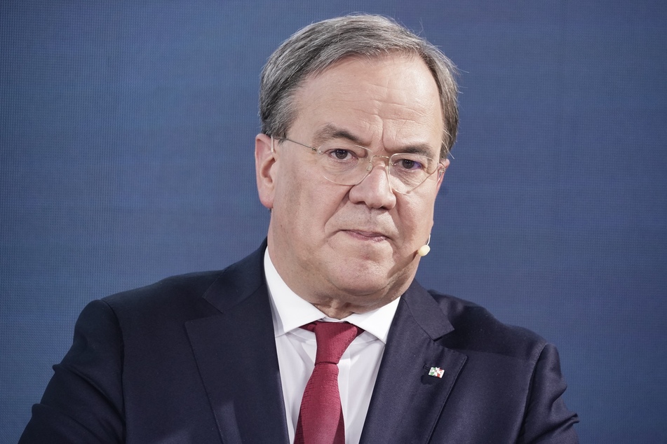 NRW-Ministerpräsident Armin Laschet (59, CDU) zeigt sich bei Twitter bestürzt über den Tod von Bundestagsvizepräsident Thomas Oppermann (66, SPD).