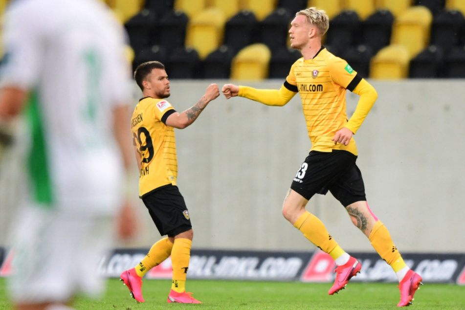 Dynamo-Kicker Simon Makienok (r.) droht gegen den Hamburger SV auszufallen.
