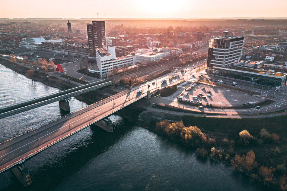 Mit einem Großaufgebot sucht die niederländische Polizei sowie Rettungskräfte nach den zwei vermissten Deutschen (21 und 22 Jahre alt) im Hafen von Venlo. (Symbolbild)