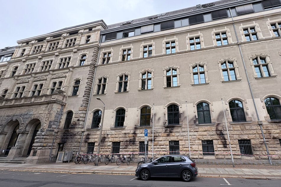 Die Fassade des Gebäudes wurde mit schwarzer Farbe beschmiert.
