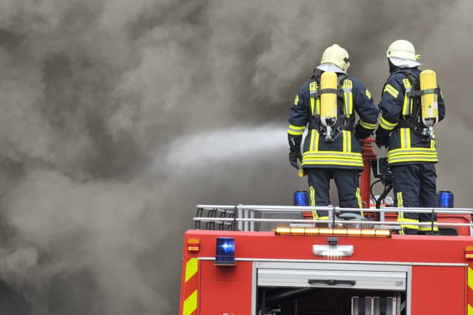 Der Feuerwehreinsatz dauert weiterhin an.