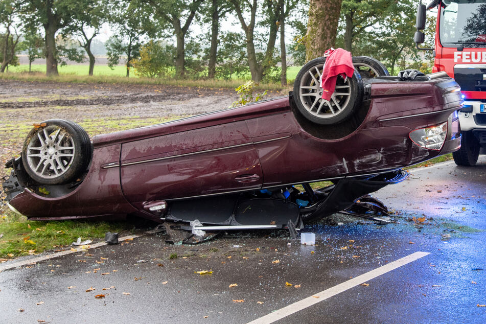 Mercedes kollidiert mit Baum und überschlägt sich: Fahrer (63) schwer verletzt