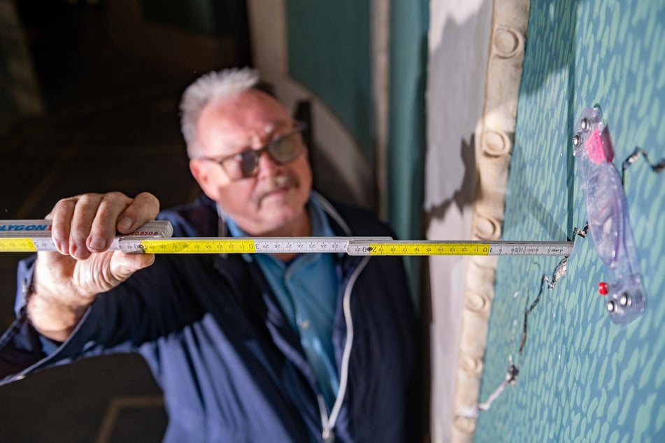 Bauexperte Andreas Geißler (70) misst einen Riss aus.