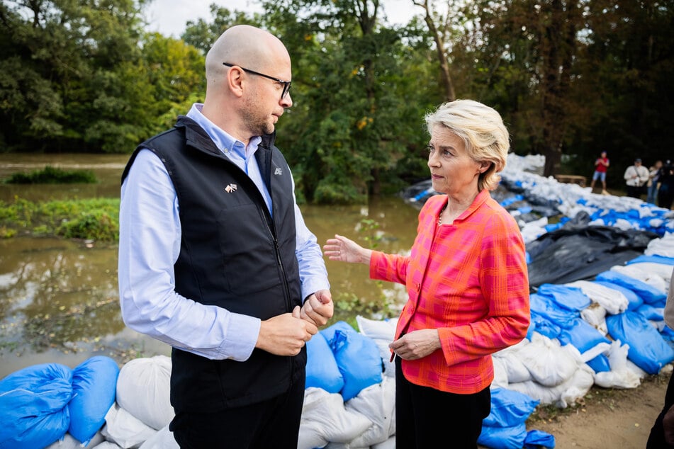 Ursula von der Leyen (CDU), Präsidentin der Europäischen Kommission, lässt sich von Jakub Mazur, Erster stellvertretender Bürgermeister von Breslau, ein Überschwemmungsgebiet am Fluss Bystrzyca am Rande Breslaus zeigen.