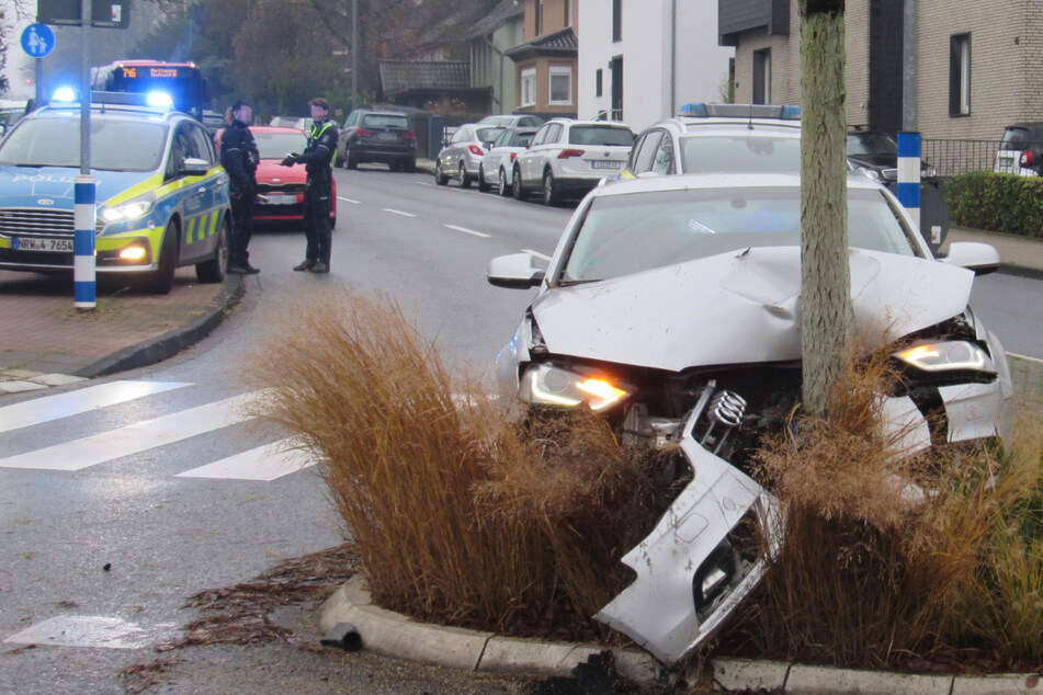 Suff-Fahrer kracht mit Audi gegen Baum: Polizei vereitelt seinen Flucht-Versuch