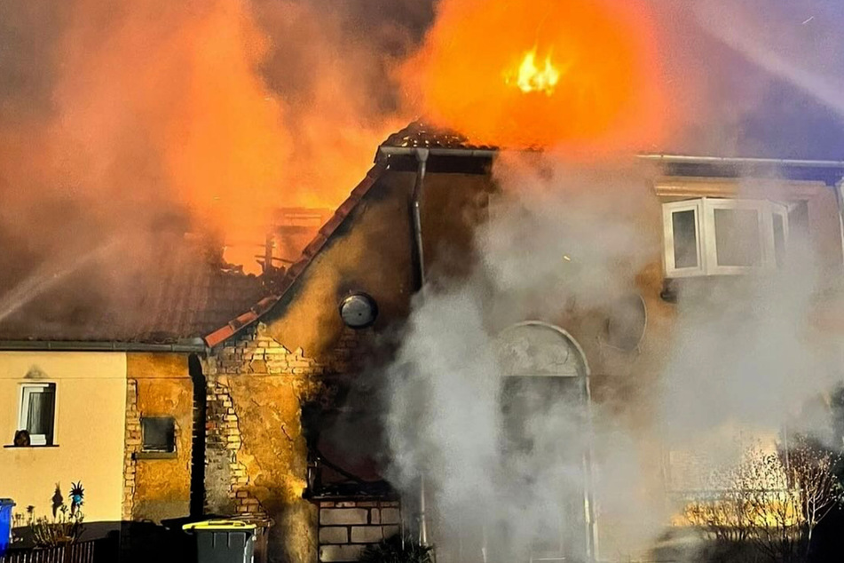 Verheerender Brand im Saalekreis: 52-Jähriger stirbt in Klinik, Polizei schweigt zu Verdächtigem