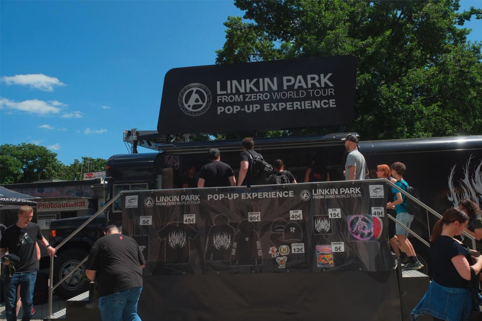 Für Fans der Band gibt es im Bus exklusiven Merch, Vinyls und eine Fotobox.