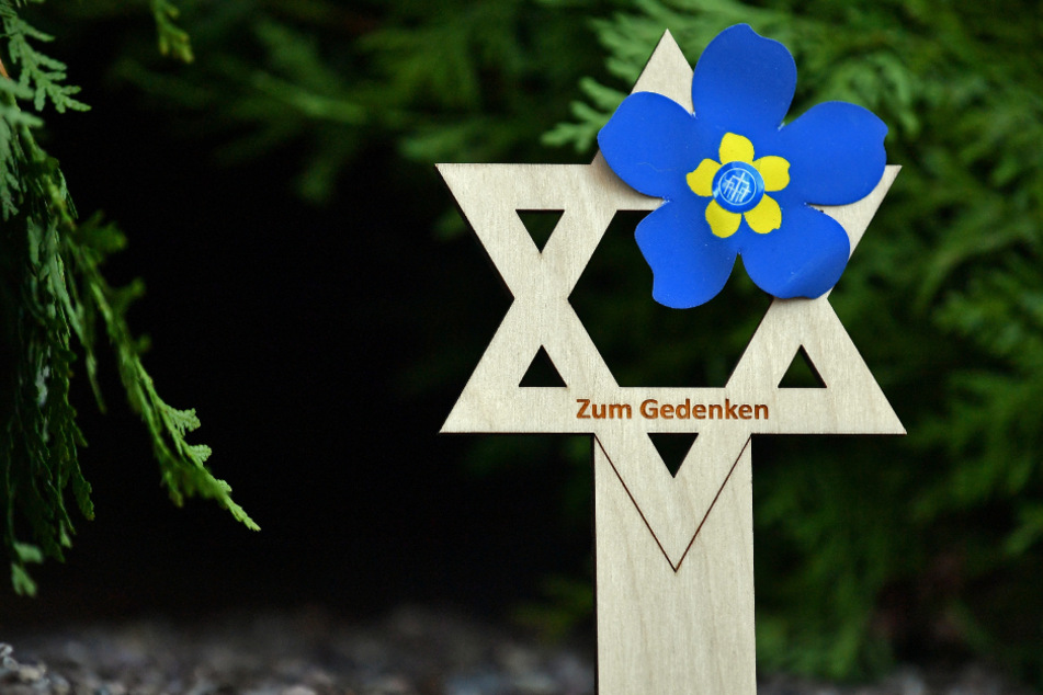 Erinnerung an NS-Zeit: Namen von ermordeten Juden mit Kreide auf Straße geschrieben