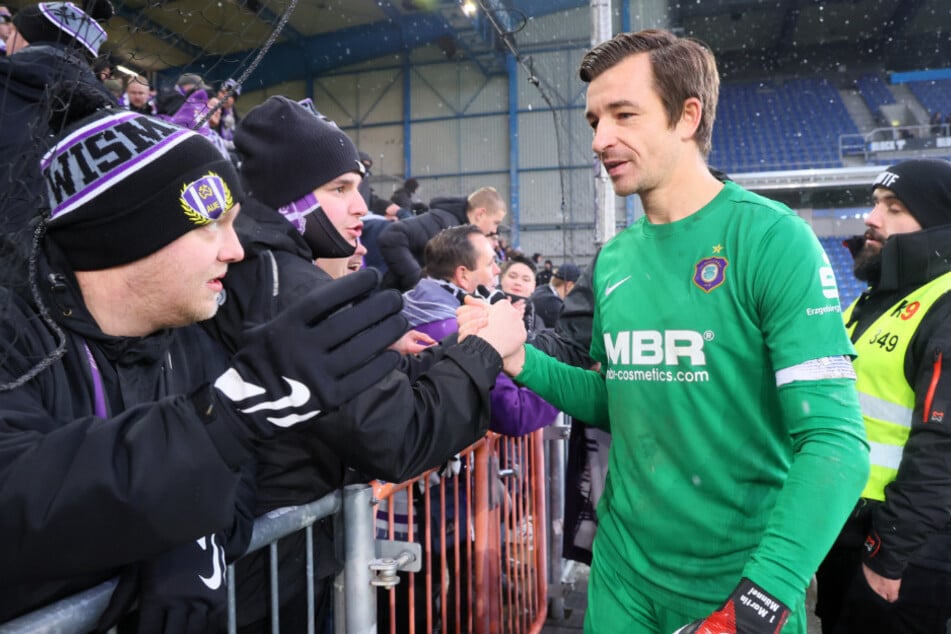 FCE-Kapitän Martin Männel (35) bedankte sich nach dem Spiel bei den mitgereisten Fans.