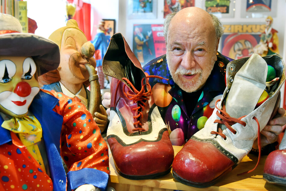 Hans-Dieter Hormanns (73) große Leidenschaft sind Clowns – seit über 60 Jahren sammelt er alles rund um die Faxenmacher.