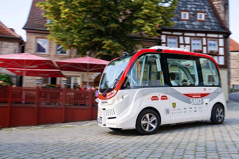 Ein autonomer Bus des Herstellers Navya fährt durch die Innenstadt von Kronach.