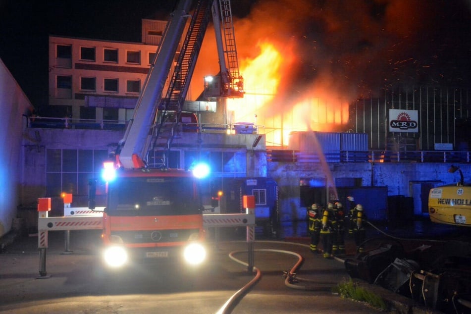 Täglich muss die Feuerwehr anrücken – wie hier in Hamburg wegen einer brennenden Lagerhalle.