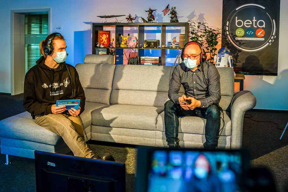 Stellten vergangene Woche zusammen mit verschiedenen Medieninformatik-Studenten ein PC-Spiel vor: Professor Alexander Marbach (r.) und Moderator Alex Prezewowsky.