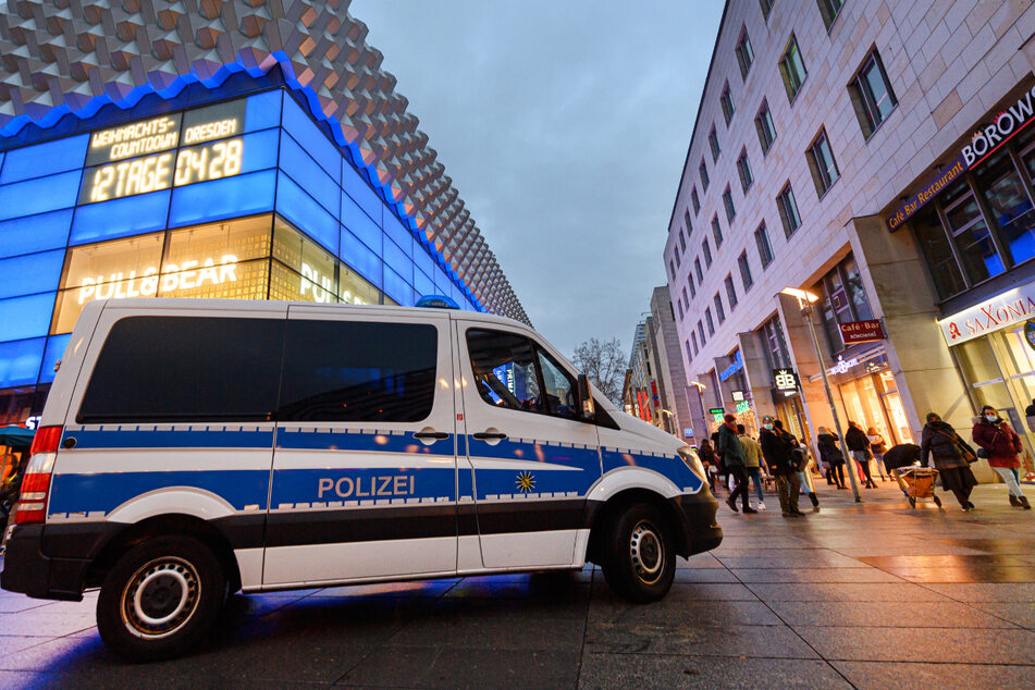 In der Dresdner Innenstadt wird es laut Rathaus am Sonnabend keine große "Querdenken"-Demonstration geben, um die sich die Polizei kümmern muss (Archivbild).