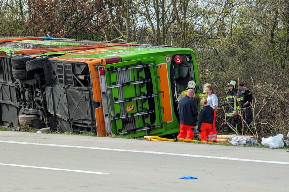 Der Flixbus war bei dem schlimmen Unfall auf die Seite gekippt.