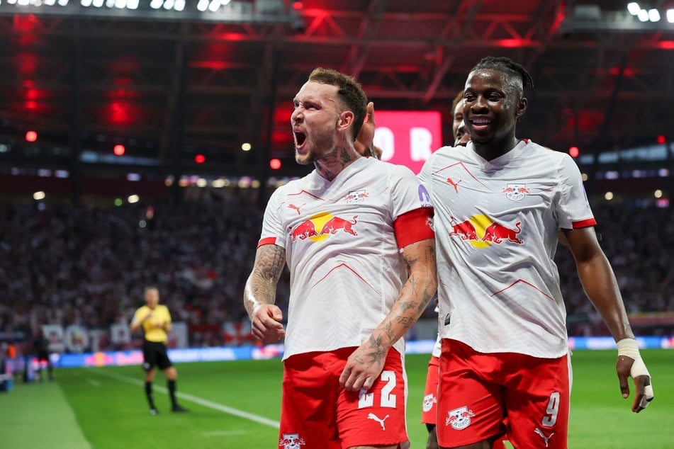 Johan Bakayoko (22, r.) machte ein bärenstarkes Spiel gegen Köln. Den Freistoß zum 3:1 durch David Raum (27) holte der Belgier auch raus.