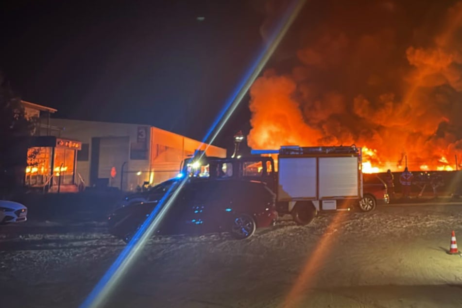Großbrand auf Wertstoffhof: Feuerwehr kämpft stundenlang gegen Flammen-Hölle