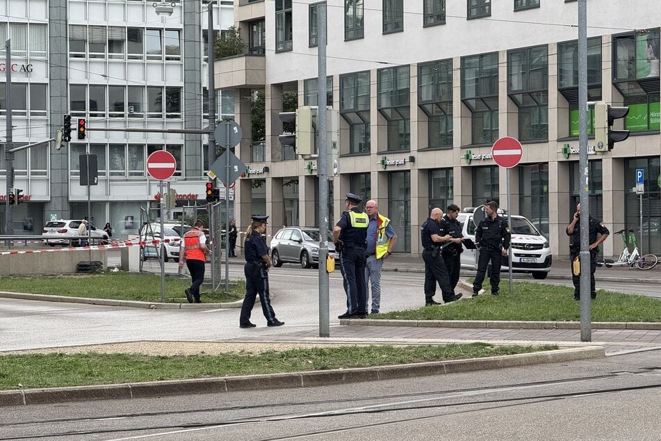 Die Polizei ermittelt nach der Explosion am Hauptbahnhof in Augsburg.
