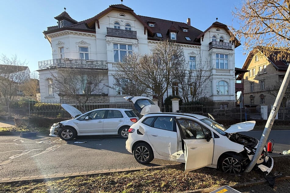 Crash mit Mauer, Verkehrszeichen und Straßenlaterne: Schwerer Verkehrsunfall in Sondershausen