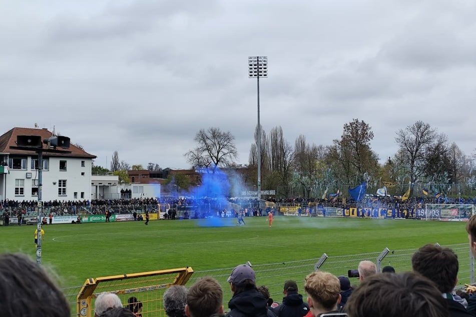 Da hat es kurz auf dem Feld geraucht. Die Partie wurde kurz unterbrochen.