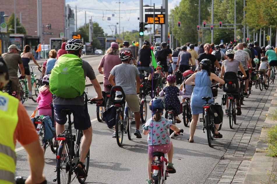 Leipzig: "Straßen sind für alle da": Familien rollen bei Demonstration über den Innenstadtring