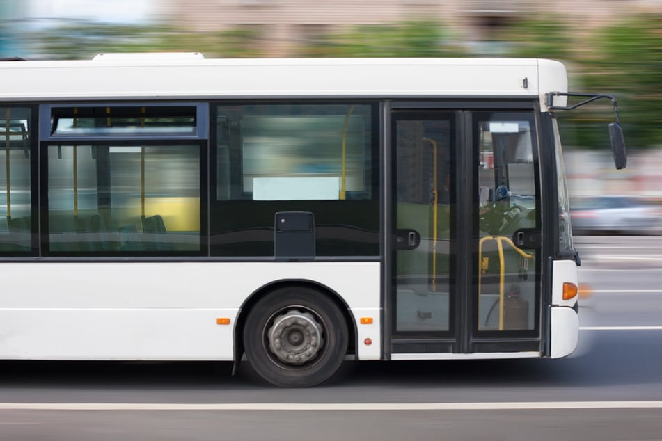 Opel nimmt Vorfahrt: Linienbus mit Vollbremsung, mehrere Fahrgäste verletzt