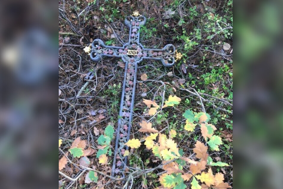 Achtlos weggeworfen wurde dieses Kreuz im Gras gefunden.