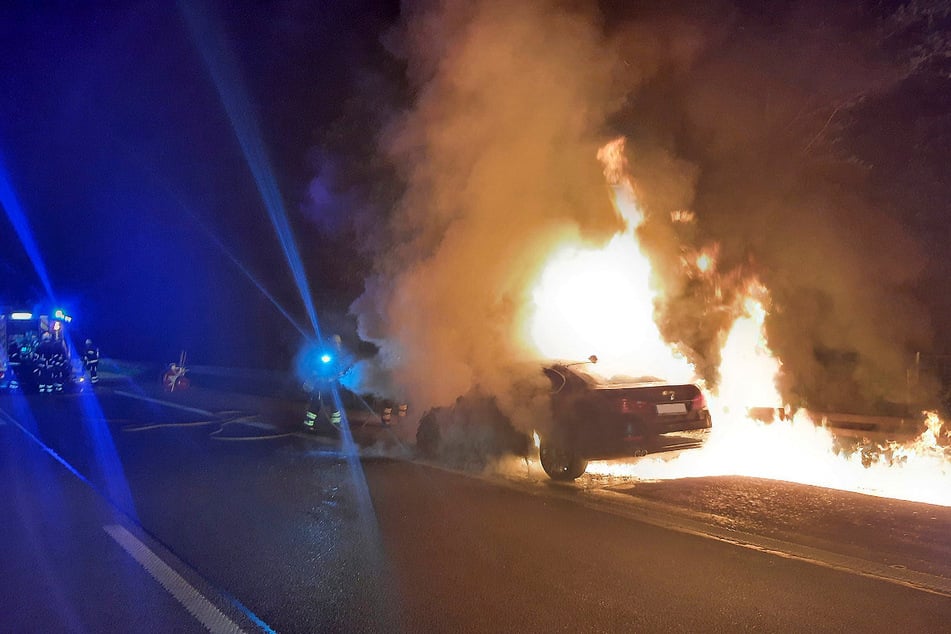Auf der A95 ist in der Samstagnacht ein BMW während der Fahrt in Flammen aufgegangen und vollständig ausgebrannt.