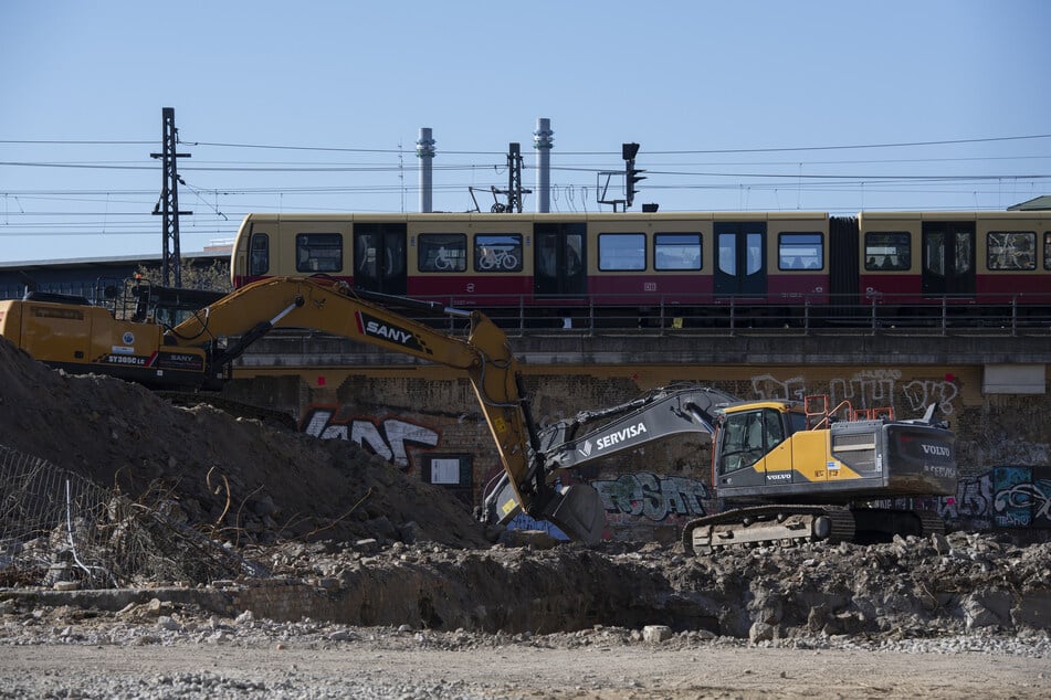 Bagger stehen auf einem Baugrundstücke an der Krautstraße/Ecke Lange Straße an der Stelle, wo eine Kriegsbombe gefunden wurde.