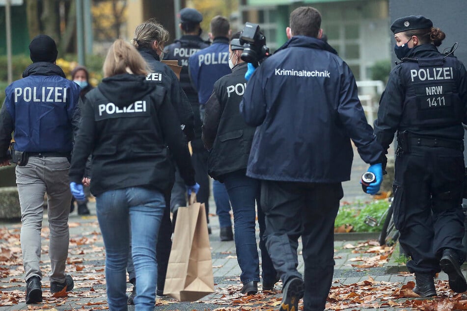 Polizeibeamte bei einer Razzia. Am Mittwoch hat die Polizei in Berlin und Potsdam mehrere Teppichreinigungen wegen des Verdachts des gewerbsmäßigen Betrugs durchsucht. (Symbolfoto)