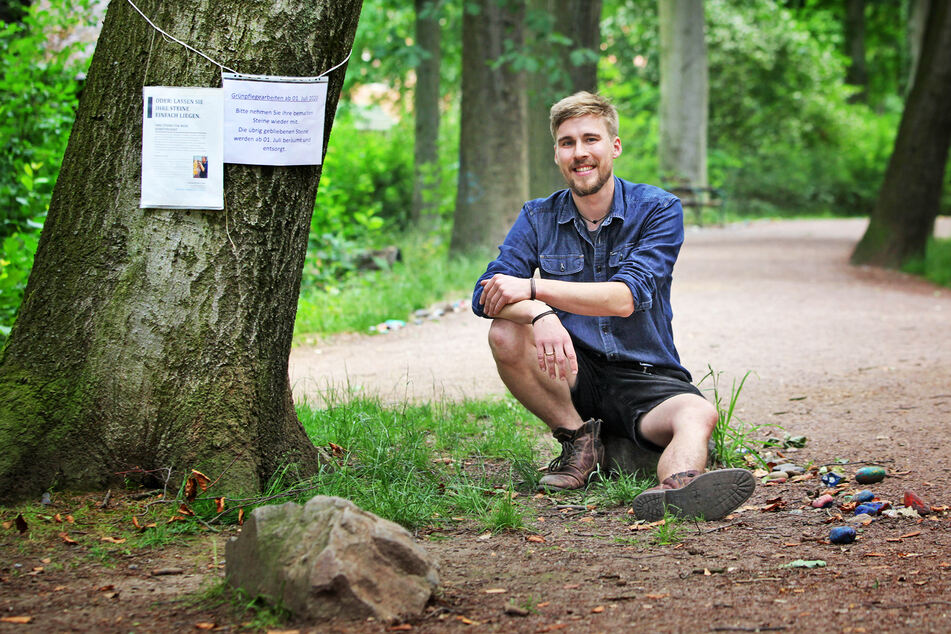 Holzkünstler Johann Kral (29) möchte die Steinschlange retten.