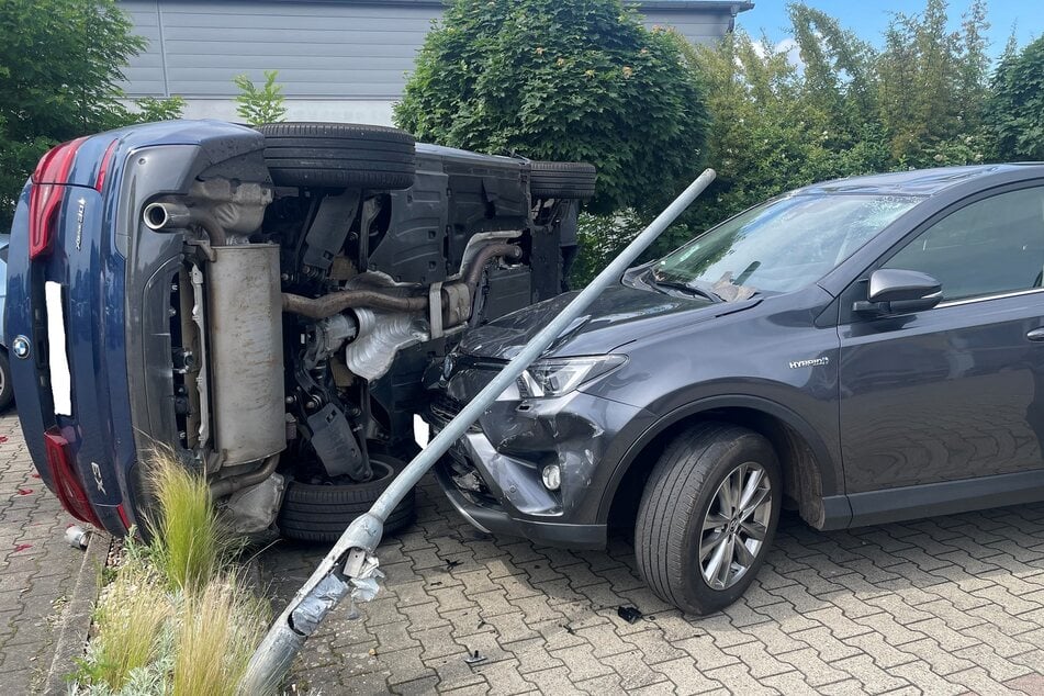 Rentner (86) will ausparken und landet auf fremdem Toyota!