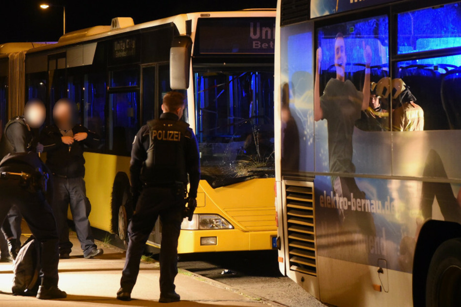 Busfahrer zwischen zwei Bussen eingeklemmt: Lebensgefahr!