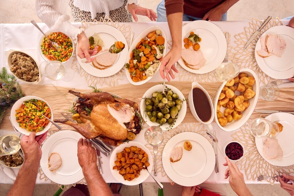 Eine deftige Bratensoße eignet sich als Beilage für sämtliche Speisen und überzeugt jeden Gast am Weihnachtstisch.