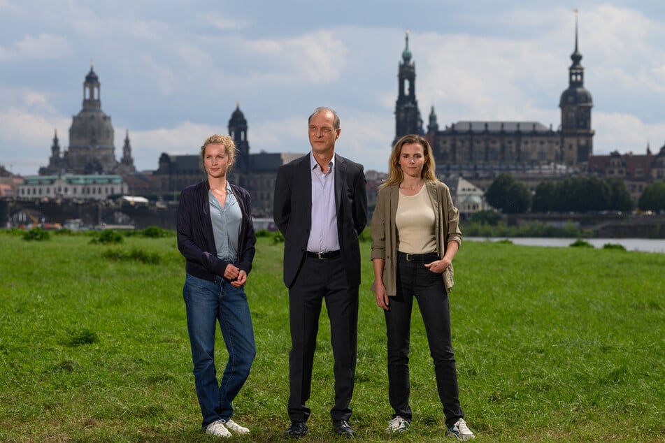 Cornelia Gröschel (35, l.), Martin Brambach (56) und Karin Hanczewski bilden aktuell das Dresdner "Tatort"-Team. Das wird sich ab 2025 ändern.
