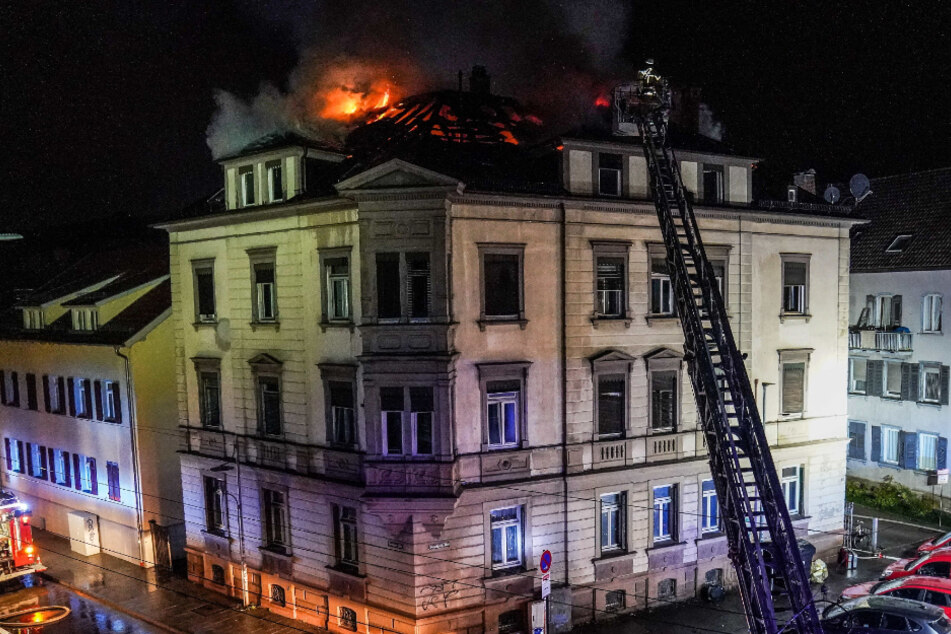Das Gebäude stand in der Nacht zum Freitag in Vollbrand. Der Brand soll nach ersten Erkenntnissen in einer Küche ausgebrochen sein.