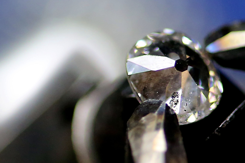 Rucksack mit 61 Diamanten auf ICE-Fahrt gestohlen