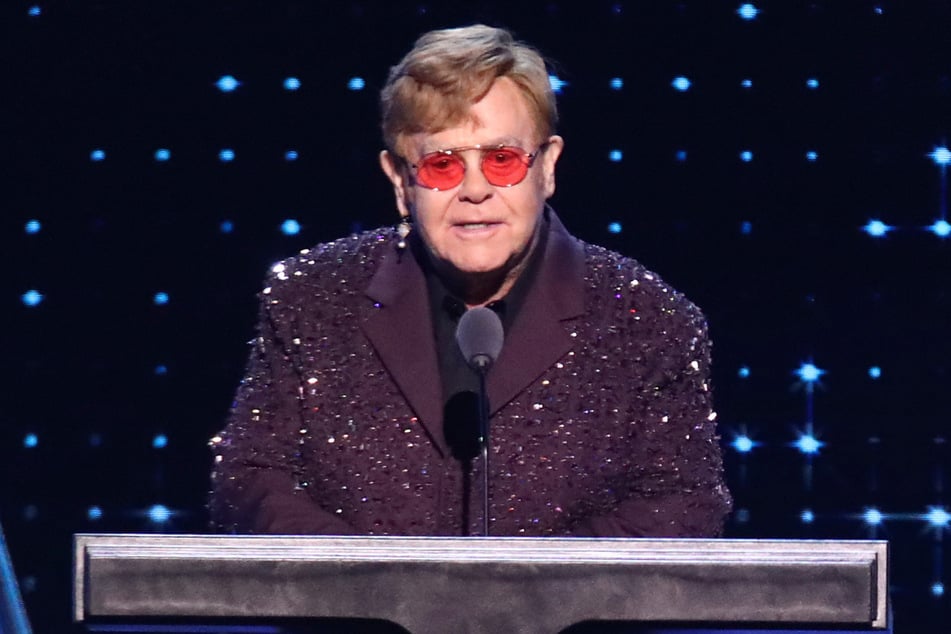 Elton John (79) könnte Prinz Harry unter die Arme greifen und ihm bei der Begleichung der Gerichtskosten helfen.