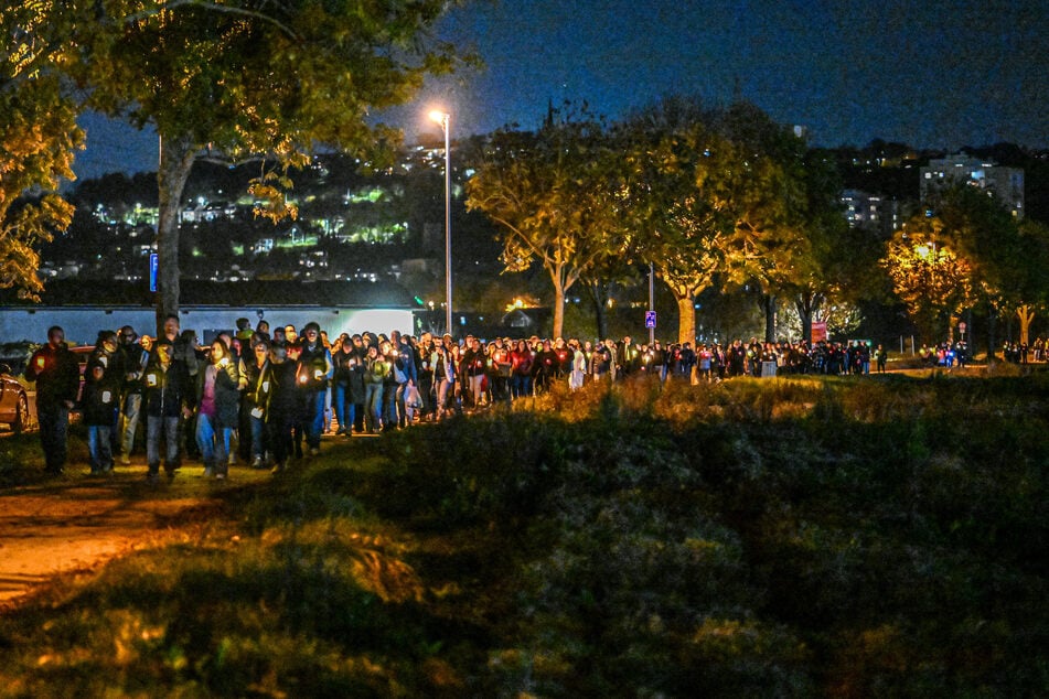 Hunderte Menschen machten sich am Dienstagabend auf den Weg zur Unfallstelle.