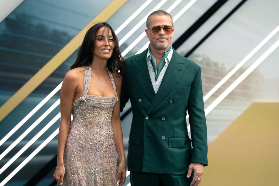 Brad Pitt und Ines de Ramon im Juni 2025 bei der Europapremiere des Films "F1".