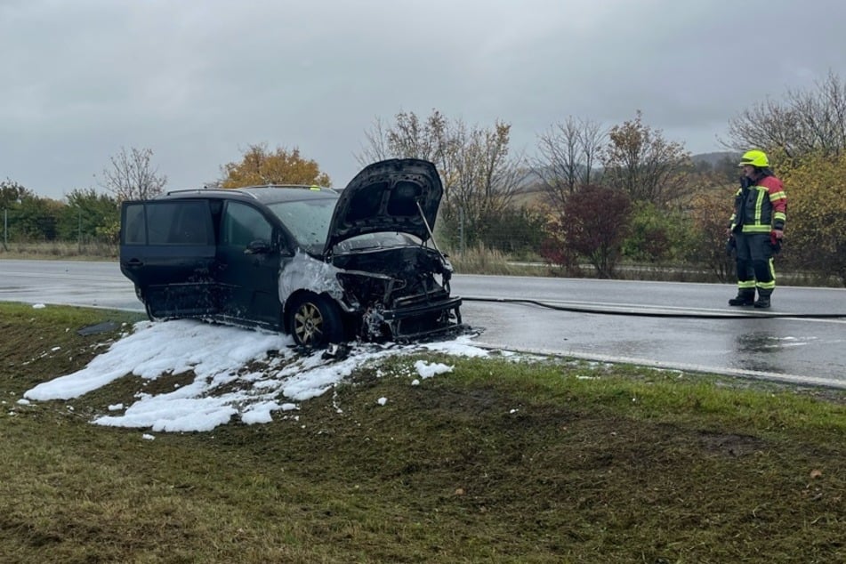 Der VW Touran stand beim Eintreffen der Feuerwehr in Vollbrand.