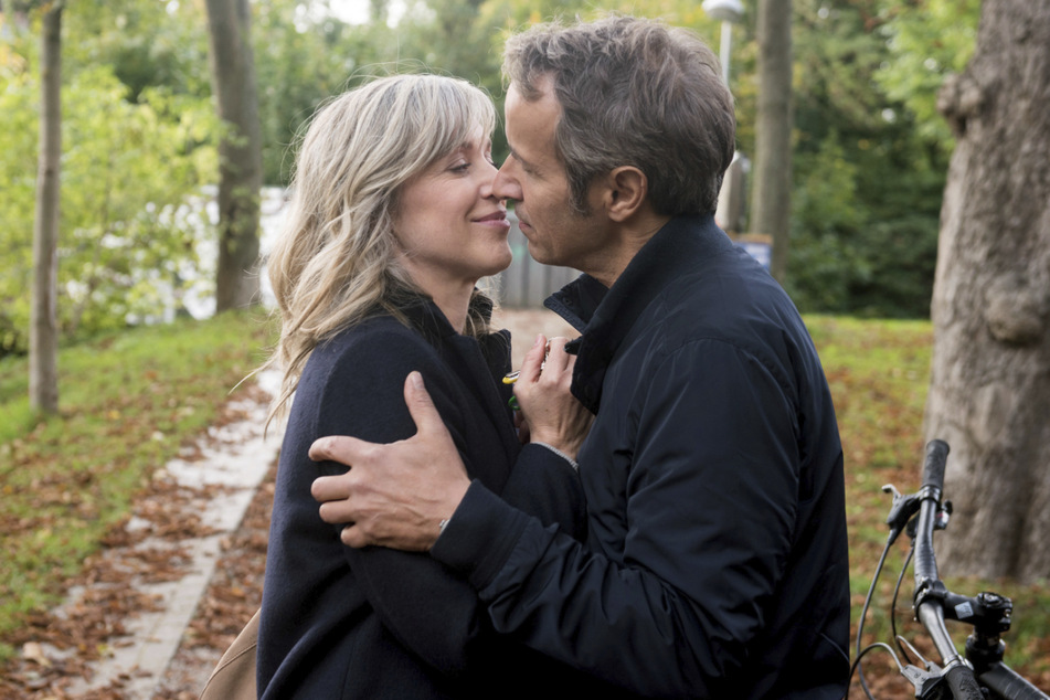 Katrin (Nicole Ernst, 49) und Florian (Stefan Plepp, 53) küssen sich.