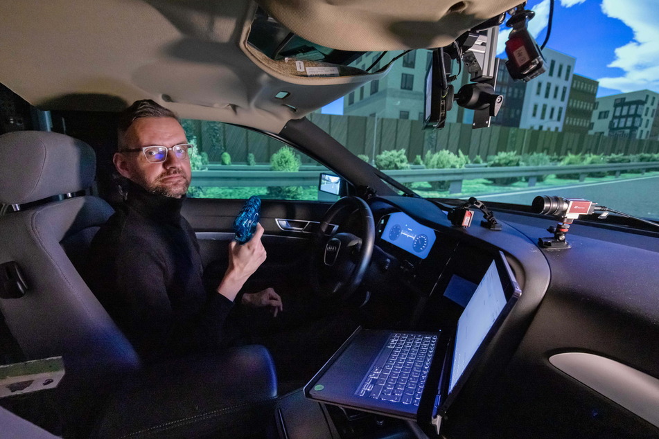 TAG24-Redakteur Sebastian Gogol (38) wagte eine virtuelle Spritztour im selbstfahrenden Auto.