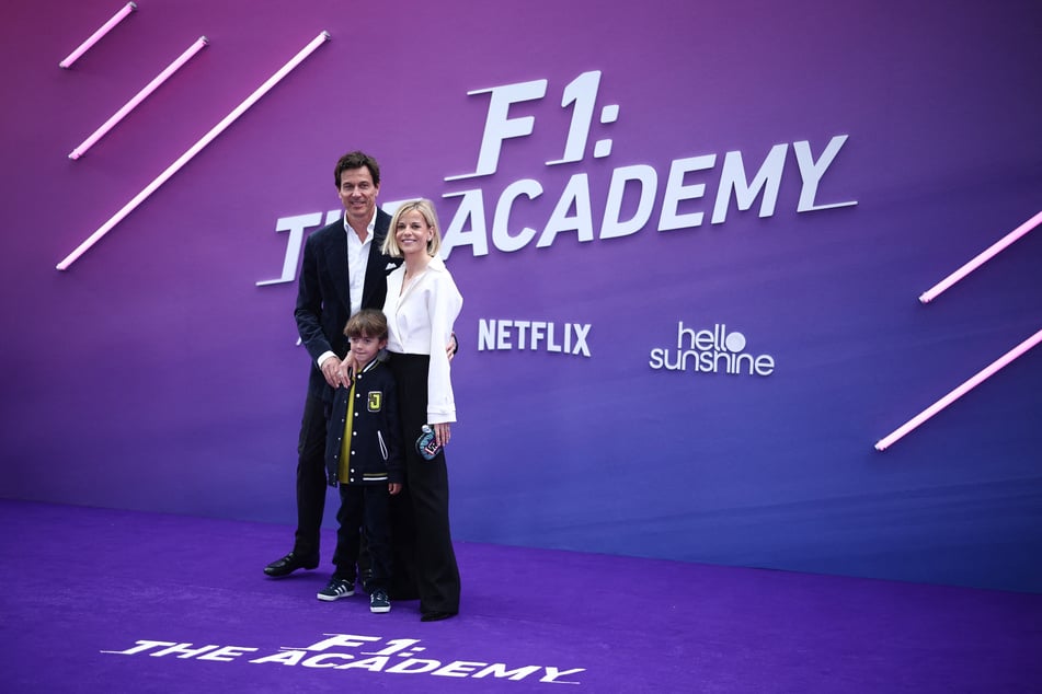 Toto Wolff (54) gemeinsam mit seiner Ehefrau Susie (43) und Sohnemann Jack (9) bei der Premiere der Netflixserie "F1: The Academy". (Archivbild)