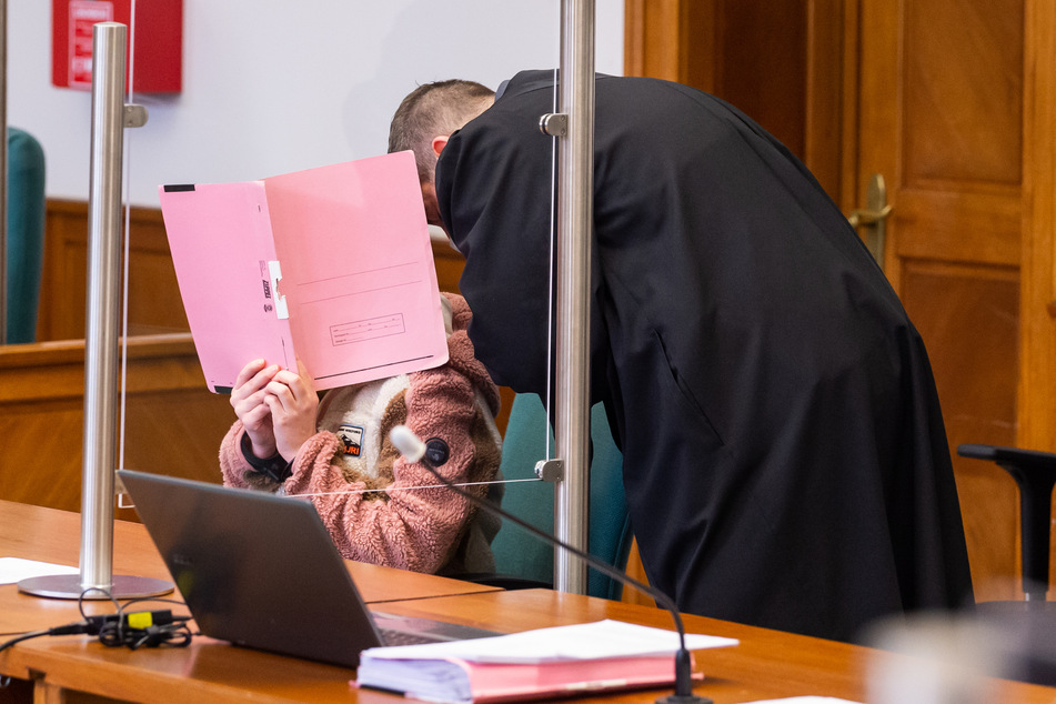 Die 22-jährige Angeklagte (l.) sitzt neben ihren Anwalt Moritz Klay im Landgericht.
